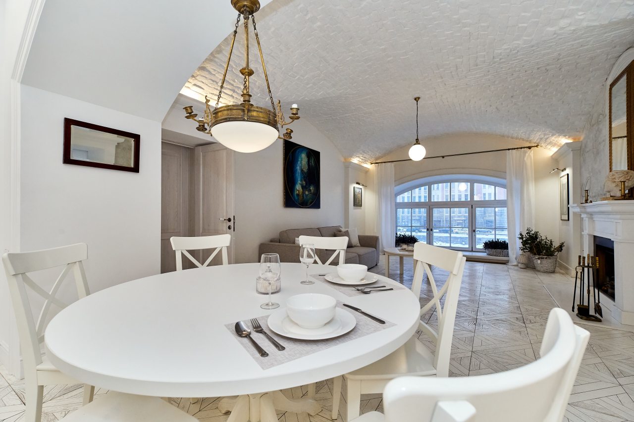 Обеденный стол