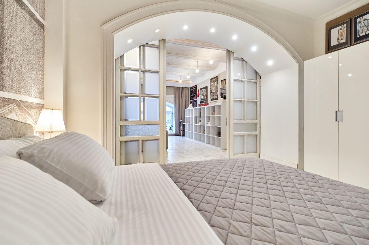 Кровать в апартаментах 50м2