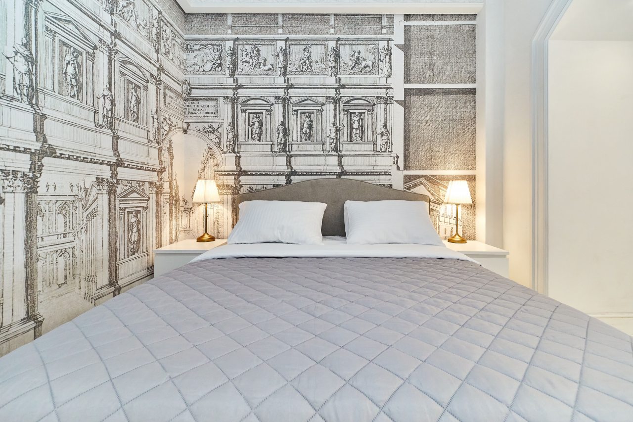 Кровать в апартаментах 50м2