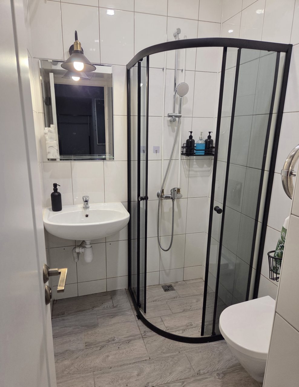 Ванная комната с душевой кабиной
