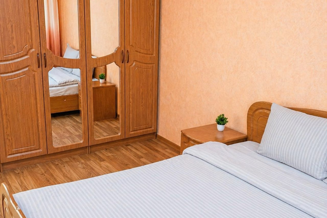 Шкаф и двуспальная кровать