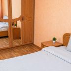 Шкаф и двуспальная кровать
