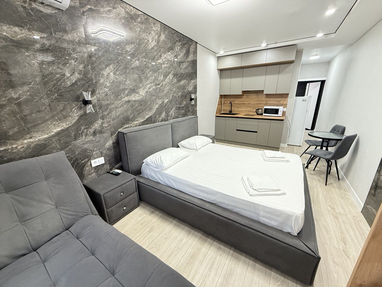 Трёхместный и более, Апартаменты Golden shore