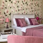 Спальня большая с двуспальной кроватью и телевизором .......