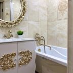 Ванная комната с ванной, раковиной и стиральной машинкой....