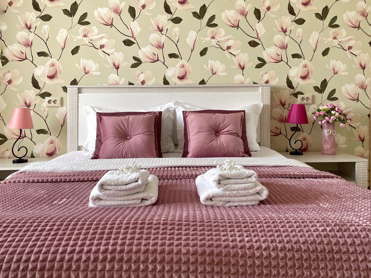 Спальня большая с двуспальной кроватью и телевизором .......