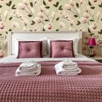 Спальня большая с двуспальной кроватью и телевизором .......