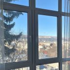 Панорамное окнов гостиной с красивым видом на горы..........