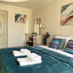 Спальня с двуспальной кроватью и детской кроваткой..........