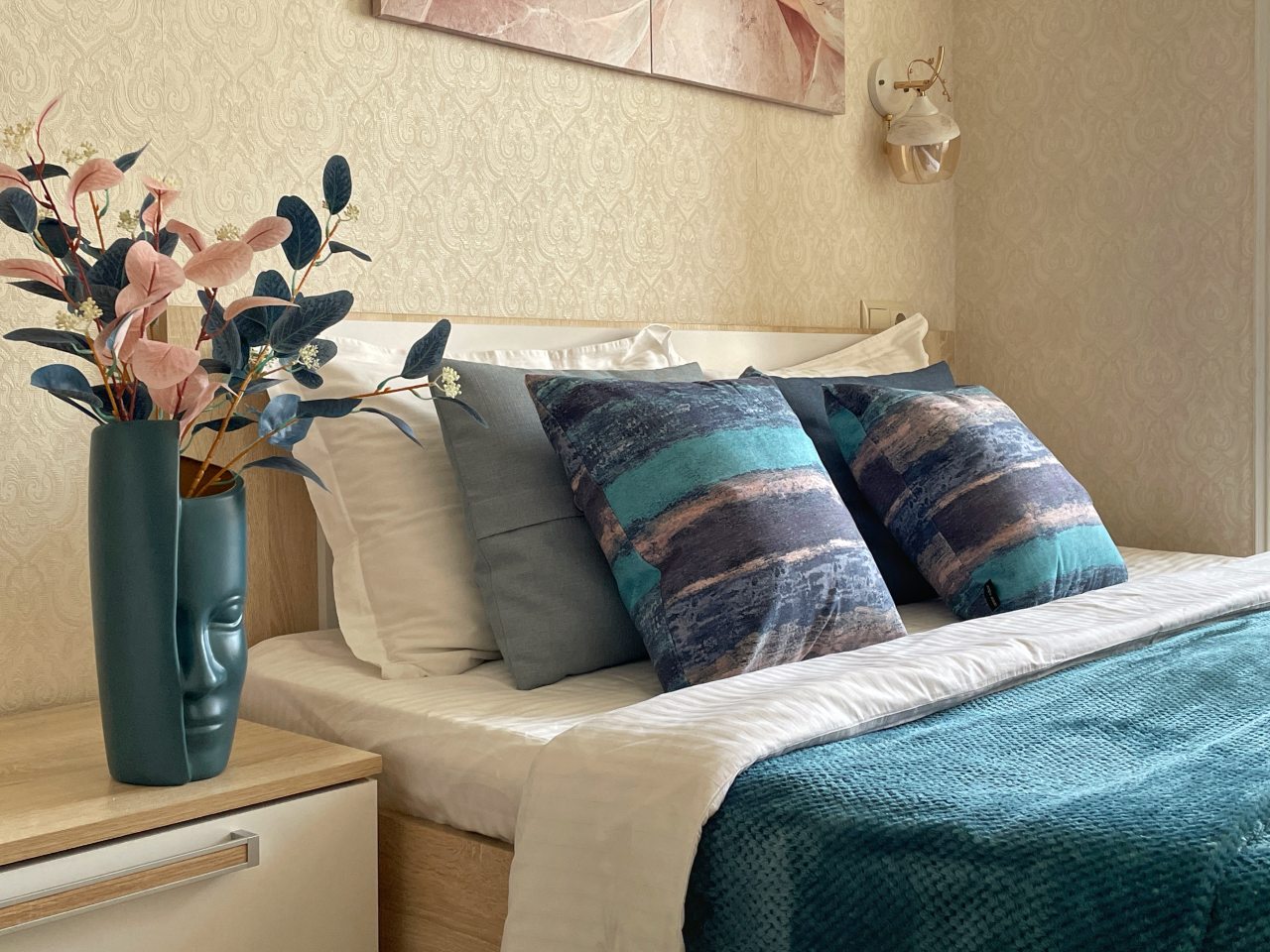 Спальня с двуспальной кроватью и детской кроваткой..........