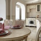 Красивая гостиная с панорамным окном и красивым видом из окн