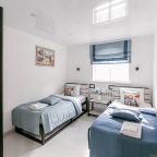 Спальня с двумя раздельными удобн кроватями для двоих гостей