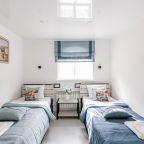 Спальня с двумя раздельными удобн кроватями для двоих гостей