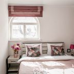 Спальня с двуспальной кроватью для двоих гостей и теплый пол