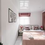 Спальня с двуспальной кроватью для двоих гостей и теплый пол