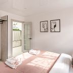 Спальня с двуспальной кроватью для двоих гостей