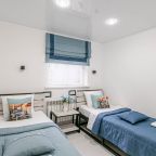 Спальня с двумя раздельными кроватями для двоих гостей, окно