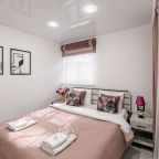 Спальня с двуспальной кроватью для двоих гостей и теплый пол