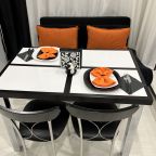 Красивая студия с двуспальной кроватью, кухней кондиционером