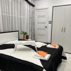 Красивая студия с двуспальной кроватью и прикроватными тумба