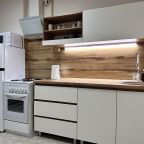 Кухонный гарнитур со всем необходимым для приема пищи.