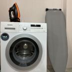 Стиральная машина, утюг, гладильная доска.