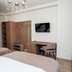 Трёхместный и более (Стандарт трехместный с французским балконом), Гостиница Кристалл