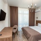 Трёхместный и более (Стандарт трехместный с французским балконом), Гостиница Кристалл