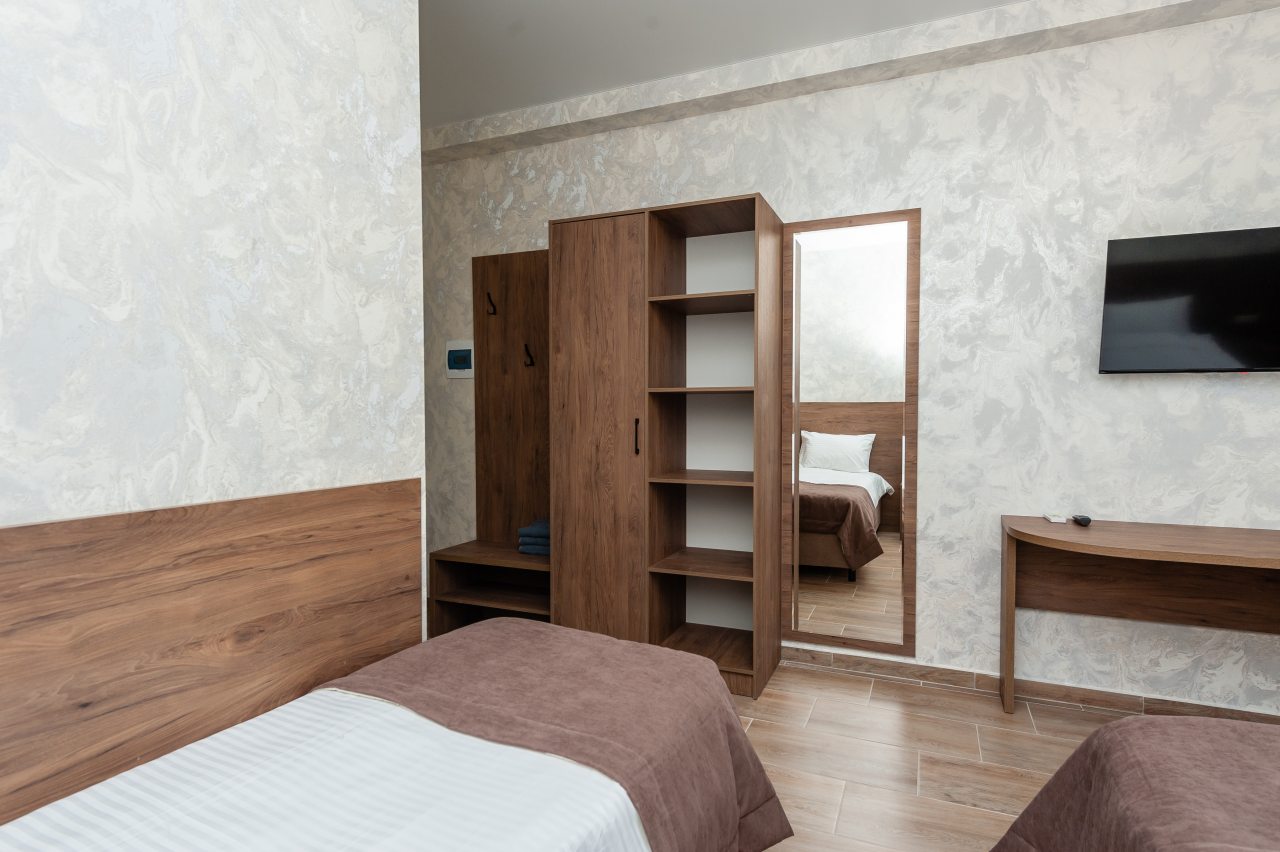 Трёхместный и более (Увеличенный стандарт трехместный с видом на море), Гостиница Кристалл