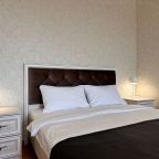 Двуспальная кровать с хлопковым бельем.