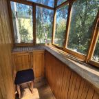 Вид на тихий зеленый двор