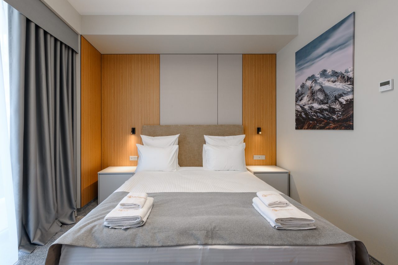 Полулюкс, Отель Континент