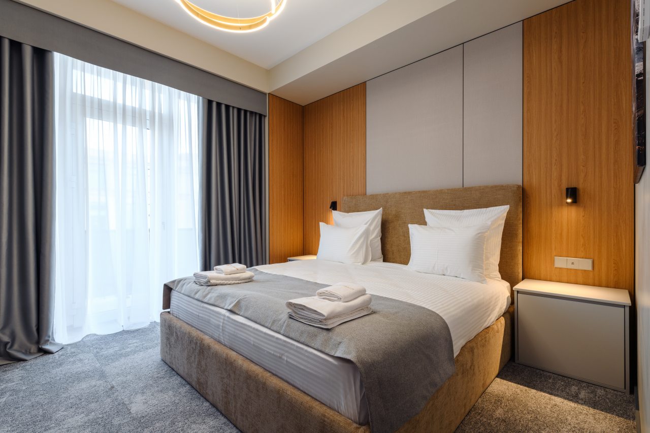 Люкс, Отель Континент