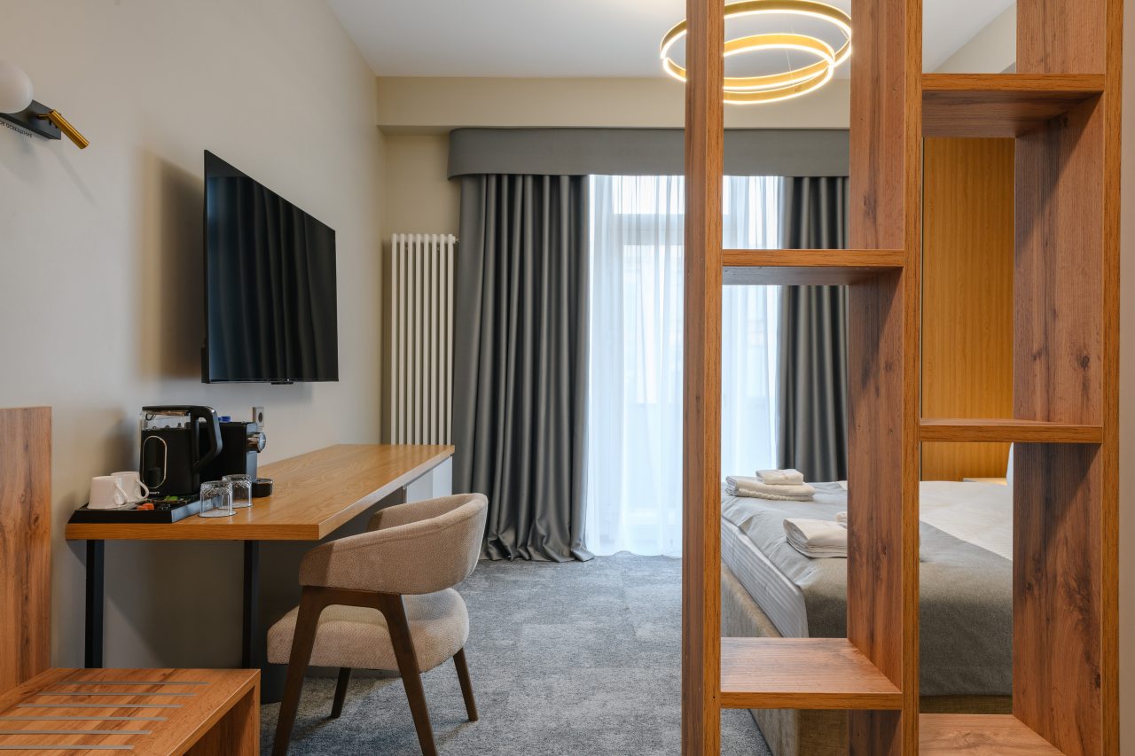 Люкс, Отель Континент