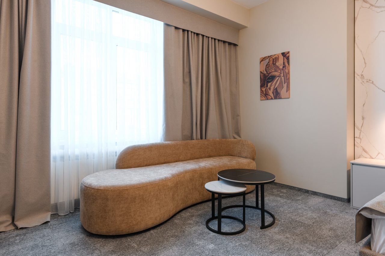 Люкс, Отель Континент