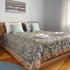 Спальня с двуспальной кроватью телевизором SMART TV и WI-FI.