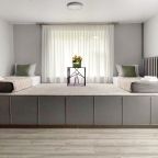 Спальня с двумя односпальными кроватями и двумя окнами с вид