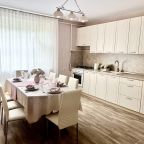 Кухня с большим обеденным столом . Газовая печь с духовкой и