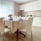 Большая просторная кухня с холодильником и микроволновкой ..