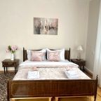 Шикарная спальная с телевизором SMART TV....................