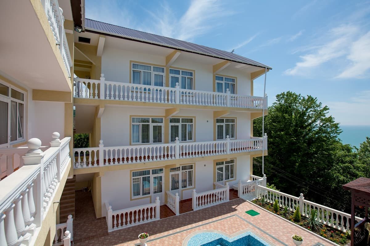 номера на фото на первой этаже у бассейна