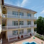 номера на фото на первой этаже у бассейна