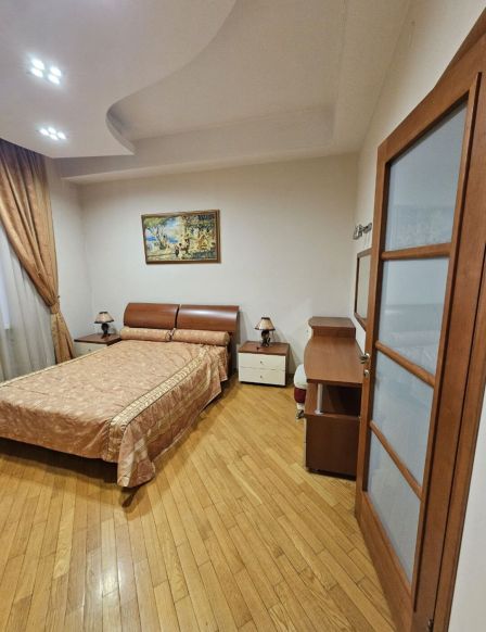 Апартаменты 3-комнатные рядом с ТЦ Столица