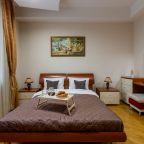 Подходит для больших компаний, Апартаменты 3-комнатные рядом с ТЦ Столица