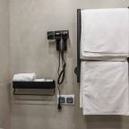 Фен, полотенца. Номер Матисс. Отель 5 Гениев