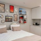 Двухместный (Дали), Апарт-отель 5 Гениев