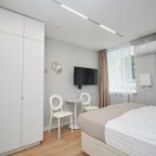 Двухместный (Дали), Апарт-отель 5 Гениев