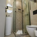 Двухместный (Дали), Апарт-отель 5 Гениев