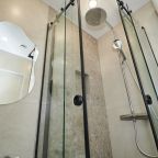 Двухместный (Дали), Апарт-отель 5 Гениев