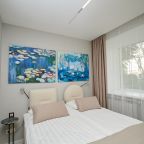 Двухместный (Моне), Апарт-отель 5 Гениев